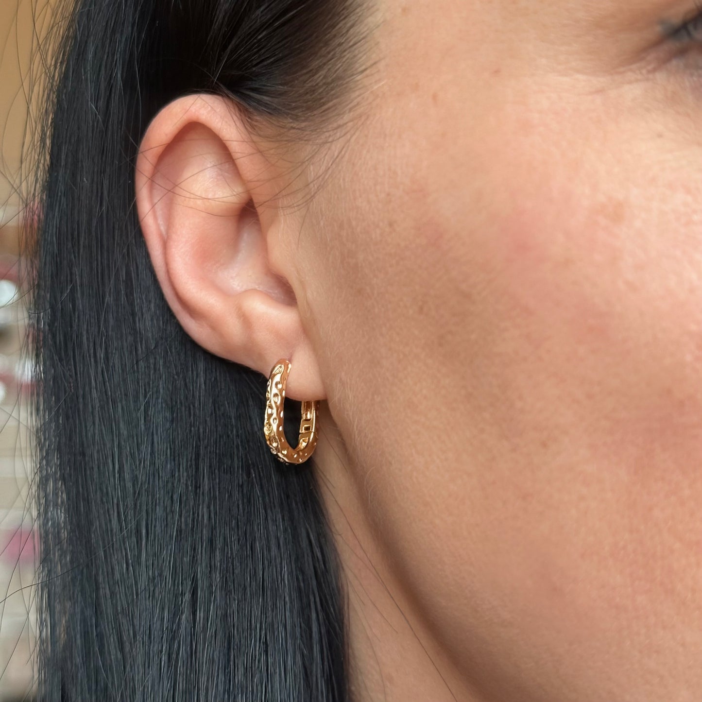 Aurora Texture Hoops – paauksuoti lankiniai auskarai