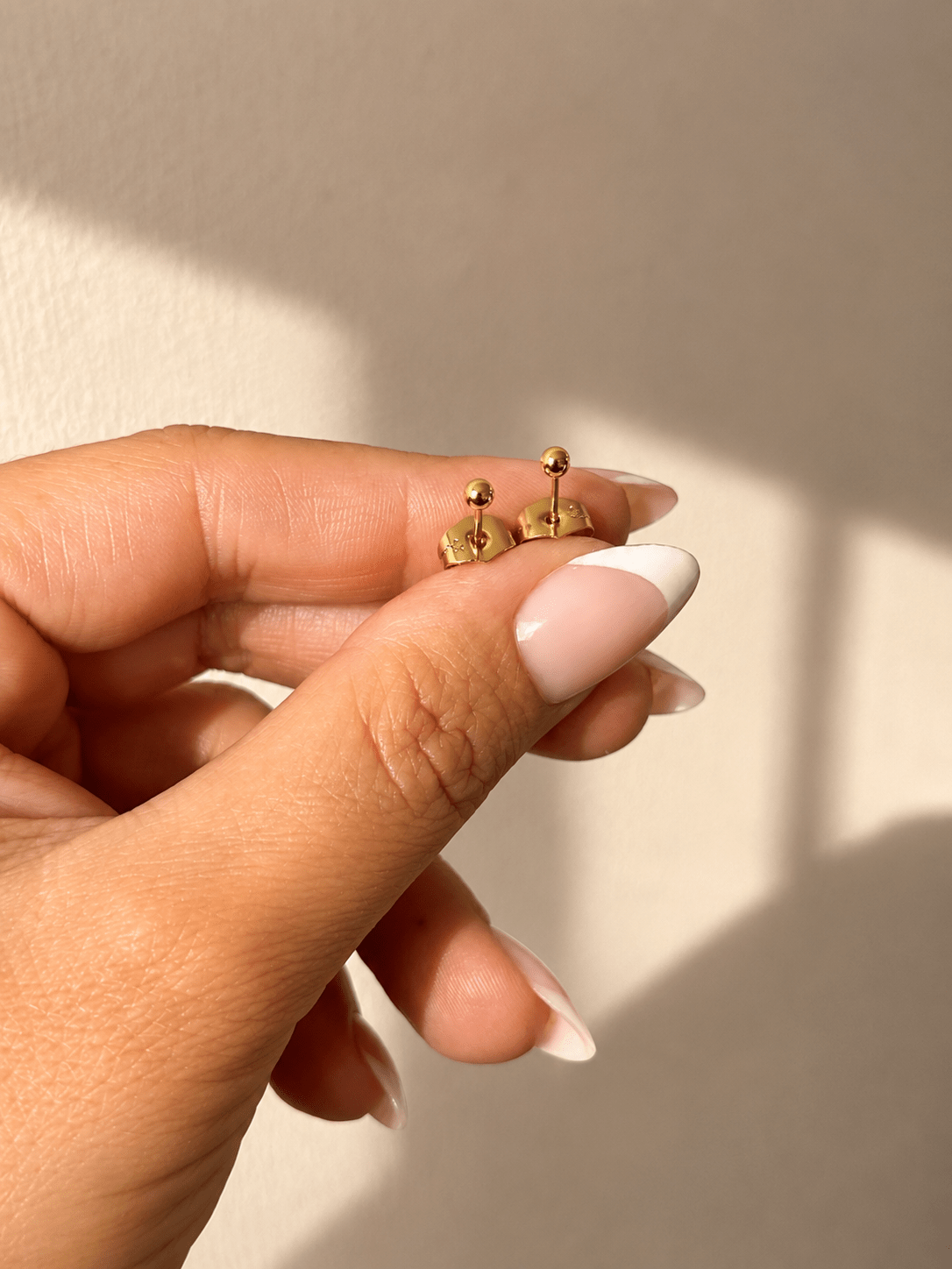 Zane – 18k paauksuoti auskarai su kamuoliuku (3 mm) paauksuoti moteriški papuošalai