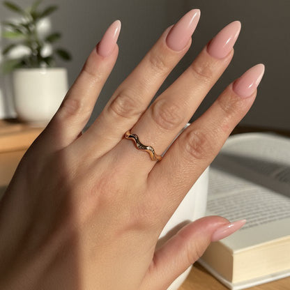Golden Wave Mini – subtilus krištolo žiedas – paauksuoti papuošalai | Jūsų papuošalai