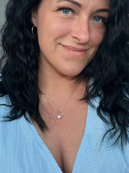 Ilze - 18k auksu dengtas karoliai su kubiniu cirkonio pakabuku auksu dengti papuošalai moterims