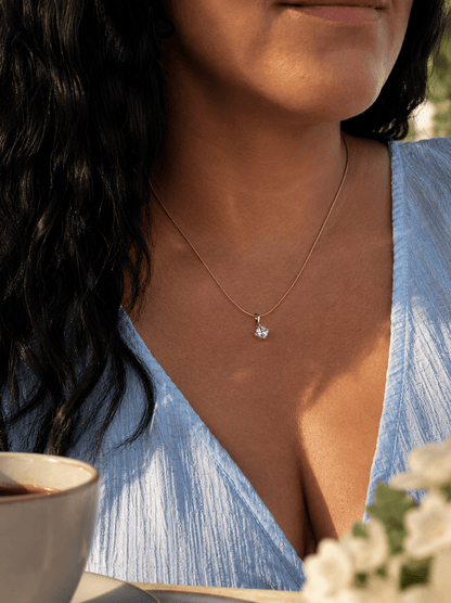 Ilze - 18k auksu dengtas karoliai su kubiniu cirkonio pakabuku auksu dengti papuošalai moterims