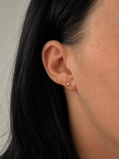 Inese – 18k paauksuoti auskarai su kamuoliuku (4mm) paauksuoti moteriški papuošalai